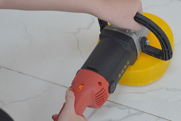 Máy chà sàn đơn mini cầm tay có thiết kế nhỏ gọn, dễ di chuyển